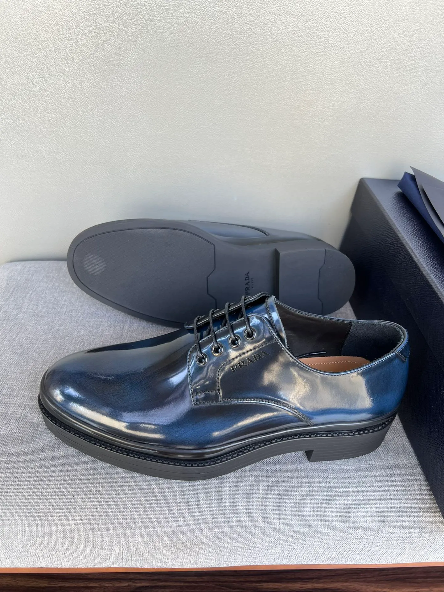 Men's shoes 💰860 💰Best recommendation✨PRADA Prada top purchasing quality imported upper with color-brushed edge beads carved toe design cowhide lining private molded TPU outsole non-slip, wear-resistant and elastic fashionable and versatile burgundy black blue 39-44 in stock (38, 45 customized for replacement, return and exchange)